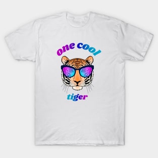 Cool tiger face with gradient glasses T-Shirt